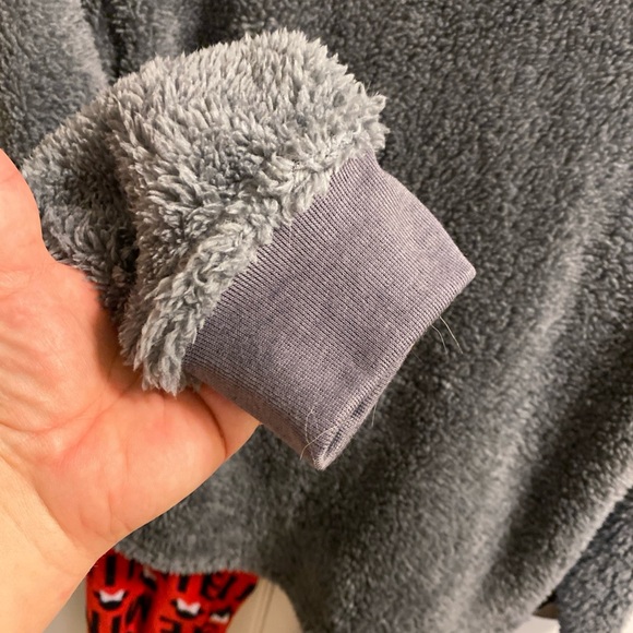 MINNIE MOUSE XL pajamas set fluffy Disney gray black red XL juniors NWOT pjs - Picture 6 of 10